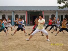 小学员集体练功图