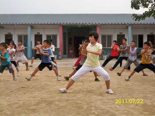 小学员集体练功图