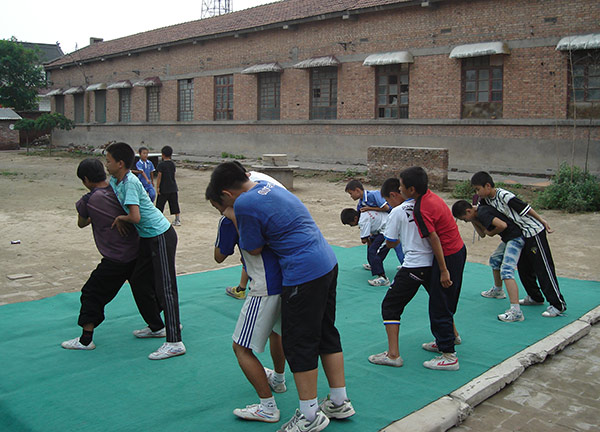 小学员集体练功图