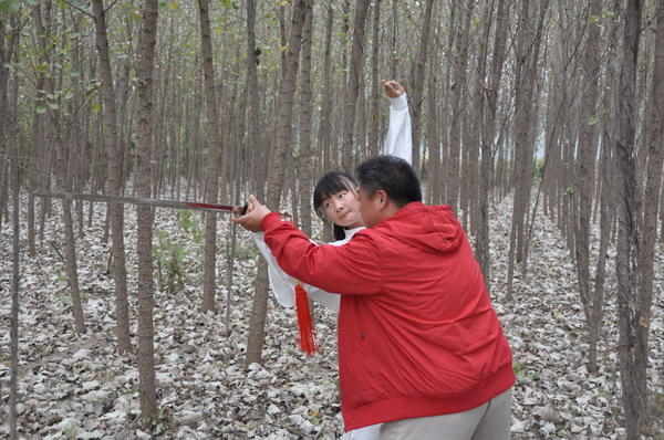 常子轩老师指导女儿练剑