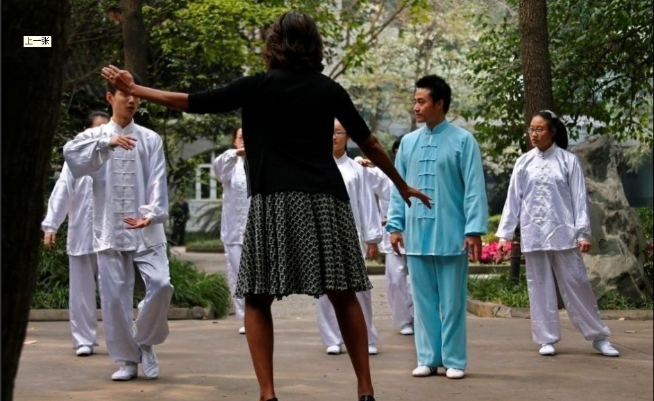 米歇尔学习太极拳 “师傅”为其打满分