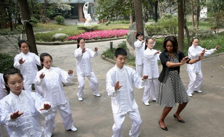 米歇尔学习太极拳 “师傅”为其打满分