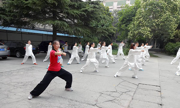 常明月为孟州市房管局培训太极拳