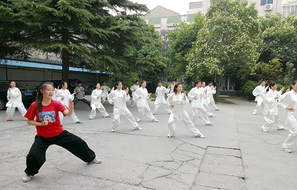 常明月为孟州市房管局培训太极拳