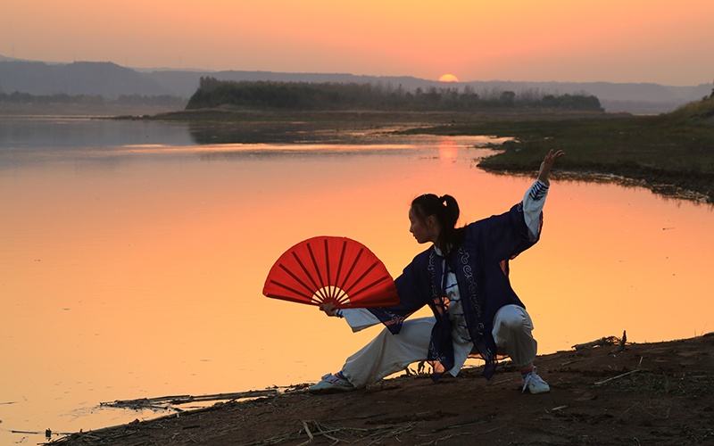 浪淘沙  落日余晖见侠女