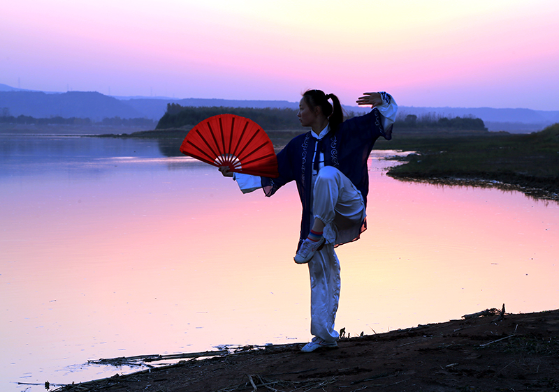浪淘沙  落日余晖见侠女