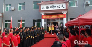 <b>众弟子敬献“关公” 共庆陈照</b>