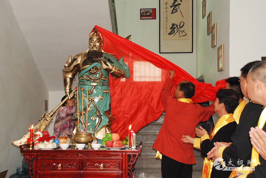 众弟子敬献“关公” 共庆陈照森大师太极人生六